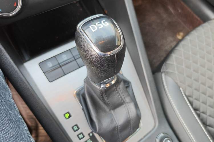 Used Skoda Octavia 2019 TSI230 DSG SmartDrive Luxury Edition China VI Gear Lever