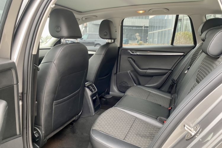 Used Skoda Octavia 2019 TSI280 DSG Luxury Edition Station Wagon China VI Standard Interior 1