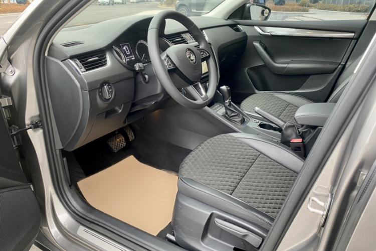 Used Skoda Octavia 2019 TSI280 DSG Luxury Edition Station Wagon China VI Standard Interior 3