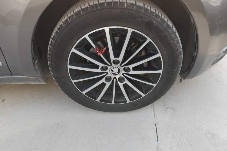 Used Skoda Octavia 2019 TSI230 DSG SmartDrive Luxury Edition China VI Right Front Wheel Hub