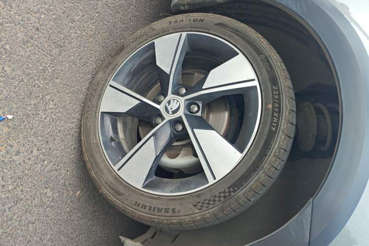 Used Skoda Octavia 2019 TSI280 DSG Flagship Wagon China VI Standard Right Front Wheel Hub