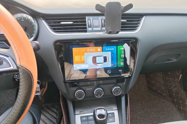 Used Skoda Octavia 2019 1.5L Automatic Smart Drive Luxury Edition China VI Standard Audio And AC Panel