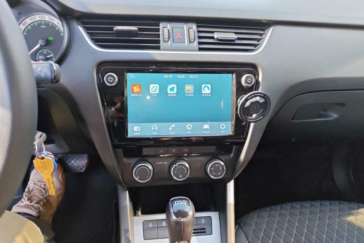 Used Skoda Octavia 2019 TSI230 DSG Luxury Edition Audio And AC Panel