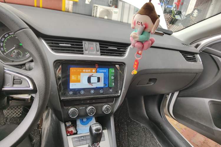 Used Skoda Octavia 2019 1.5L Automatic SmartDrive Comfort Edition China VI Standard Audio And AC Panel