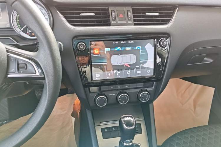 Used Skoda Octavia 2019 TSI230 DSG Luxury Edition Audio And AC Panel