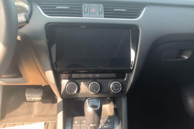 Used Skoda Octavia 2019 TSI280 DSG Luxury Edition Station Wagon China VI Standard Audio And AC Panel