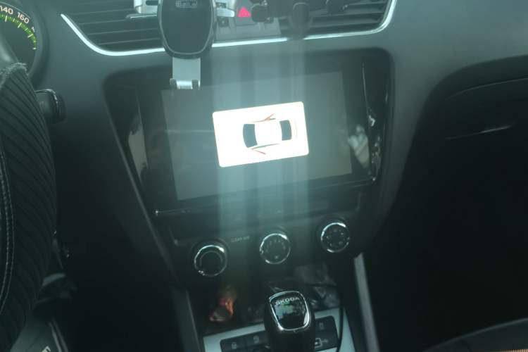 Used Skoda Octavia 2019 1.5L Automatic SmartDrive Comfort Edition China V Standard Audio And AC Panel