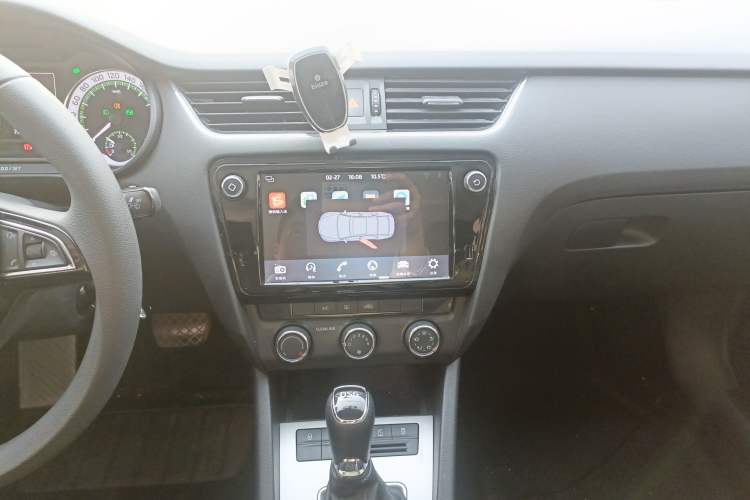 Used Skoda Octavia 2019 TSI230 DSG Luxury Edition Audio And AC Panel