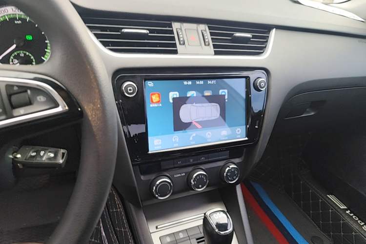 Used Skoda Octavia 2019 TSI230 DSG Luxury Edition Audio And AC Panel