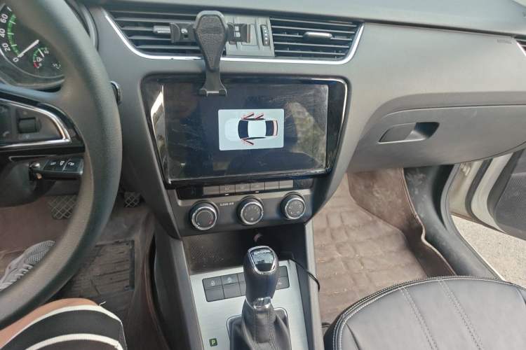 Used Skoda Octavia 2019 1.5L Automatic SmartDrive Comfort Edition China VI Standard Audio And AC Panel