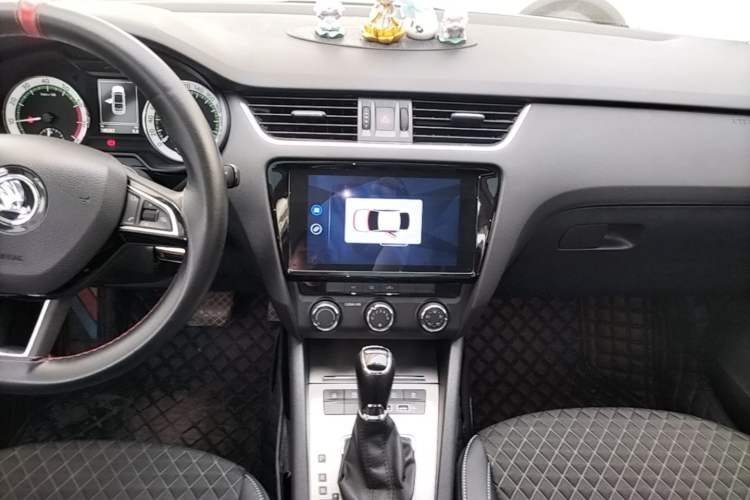 Used Skoda Octavia 2019 1.5L Automatic Smart Drive Luxury Edition China VI Standard Audio And AC Panel