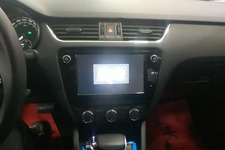Used Skoda Octavia 2019 1.5L Automatic Comfort Edition Audio And AC Panel