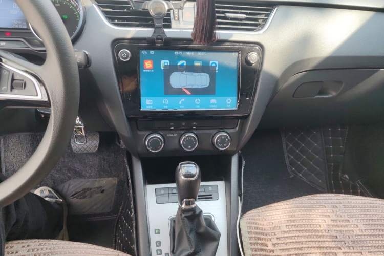 Used Skoda Octavia 2019 1.5L Automatic Comfort Edition Audio And AC Panel
