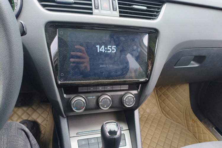 Used Skoda Octavia 2019 1.5L Automatic Smart Drive Luxury Edition China VI Standard Audio And AC Panel