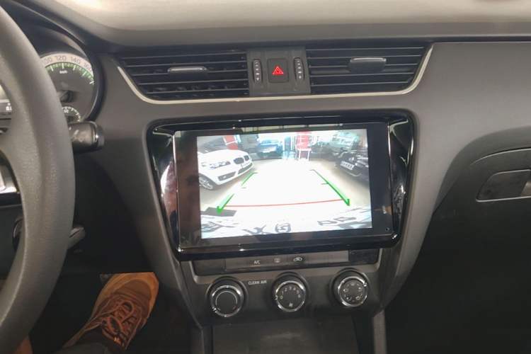 Used Skoda Octavia 2019 1.5L Automatic Smart Drive Luxury Edition China VI Standard Audio And AC Panel