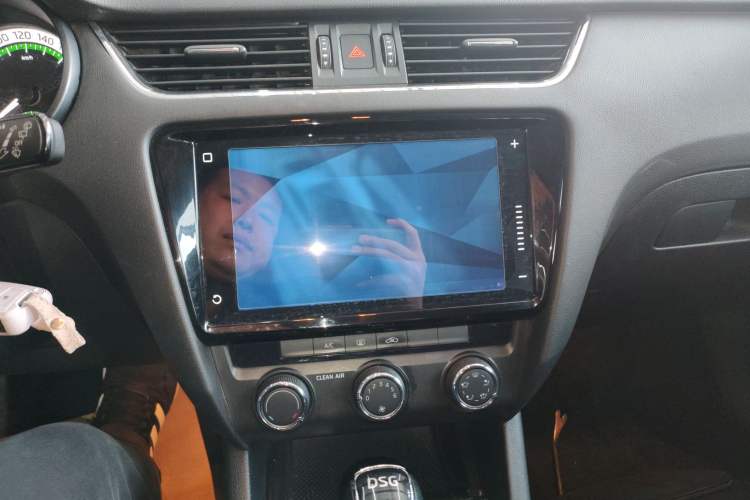 Used Skoda Octavia 2019 TSI280 DSG Luxury Edition Station Wagon China VI Standard Audio And AC Panel