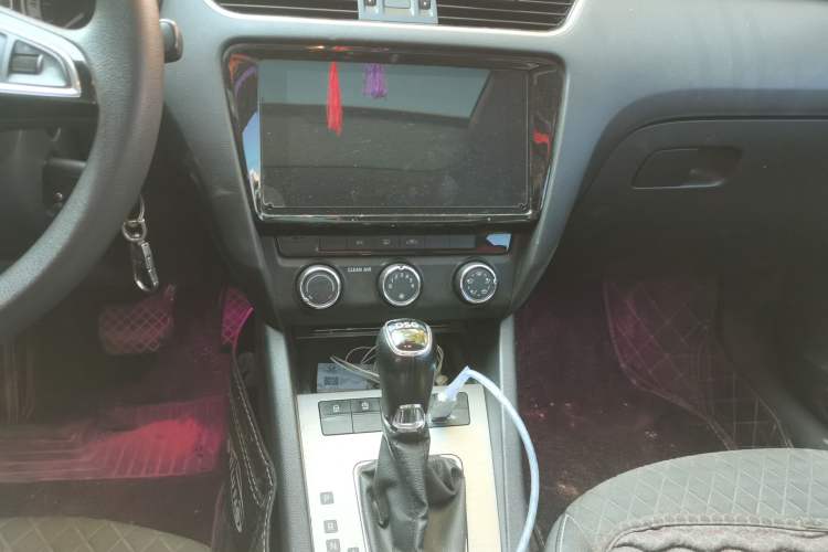 Used Skoda Octavia 2019 TSI280 DSG Luxury Edition Audio And AC Panel