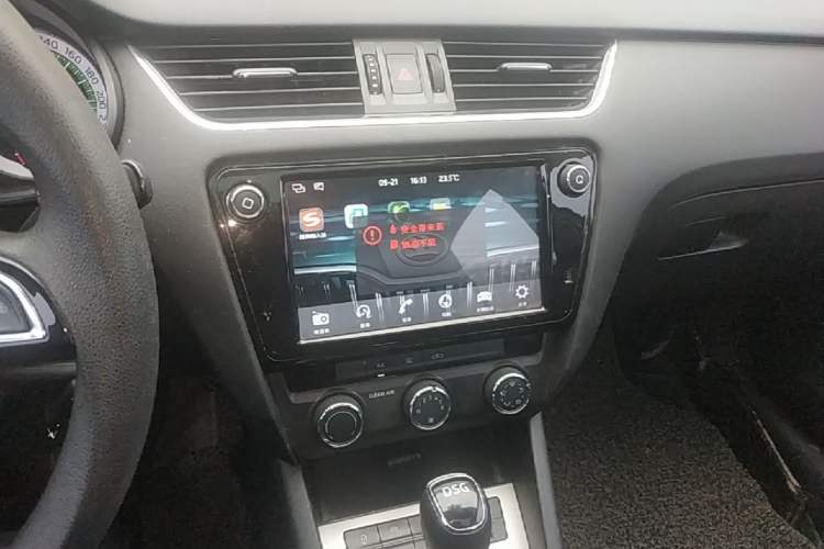 Used Skoda Octavia 2019 TSI230 DSG Luxury Edition Audio And AC Panel