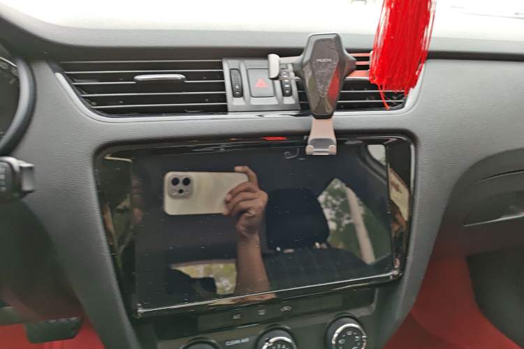 Used Skoda Octavia 2019 Station Wagon TSI230 DSG Comfort Edition China VI Standard Audio And AC Panel