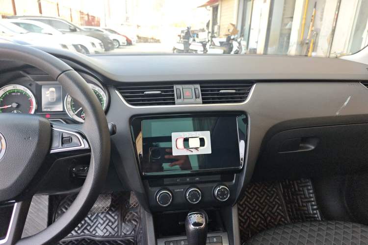 Used Skoda Octavia 2019 TSI280 DSG Luxury Edition Station Wagon China VI Standard Audio And AC Panel