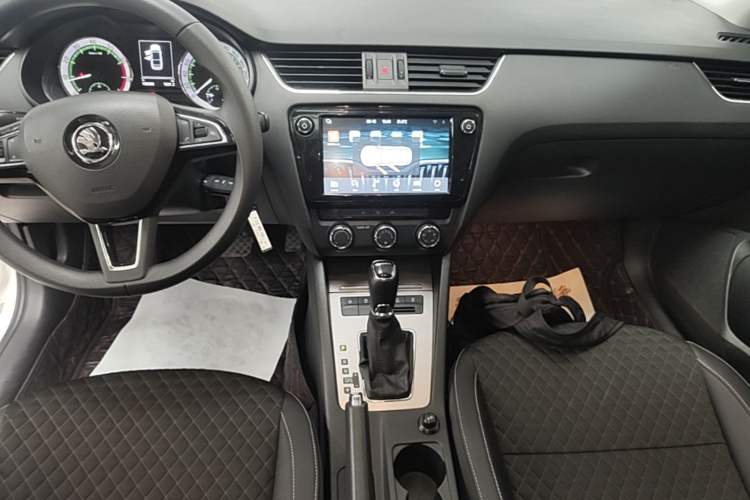 Used Skoda Octavia 2019 1.5L Automatic Luxury Edition Audio And AC Panel