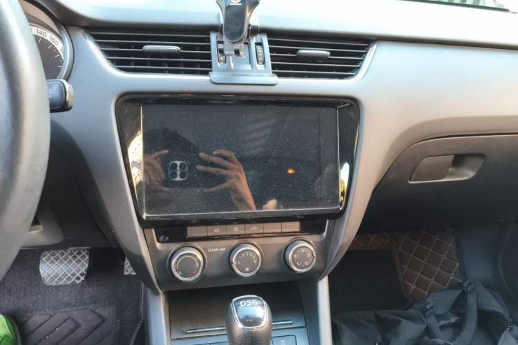 Used Skoda Octavia 2019 TSI280 DSG Luxury Edition Station Wagon China VI Standard Audio And AC Panel
