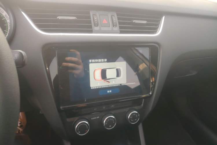 Used Skoda Octavia 2019 TSI280 DSG Luxury Edition Station Wagon China VI Standard Audio And AC Panel