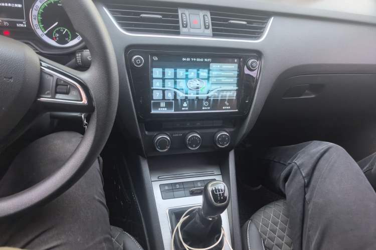Used Skoda Octavia 2019 1.5L Manual Luxury Edition Audio And AC Panel