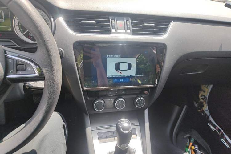 Used Skoda Octavia 2019 1.5L Automatic Smart Drive Luxury Edition China VI Standard Audio And AC Panel