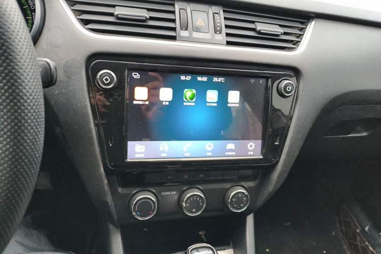 Used Skoda Octavia 2019 1.5L Automatic Comfort Edition Audio And AC Panel