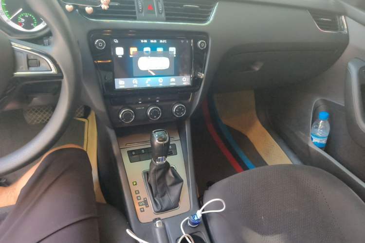 Used Skoda Octavia 2019 1.5L Automatic Luxury Edition Audio And AC Panel