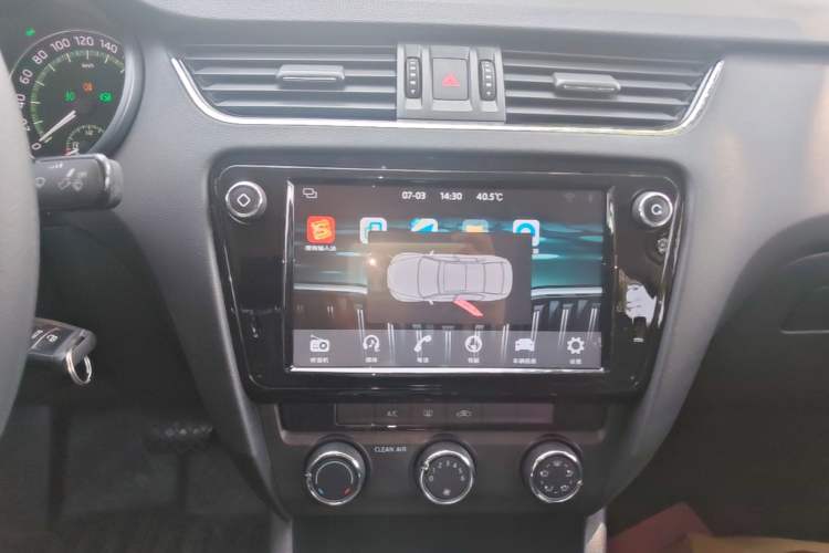 Used Skoda Octavia 2019 1.5L Automatic Comfort Edition Audio And AC Panel