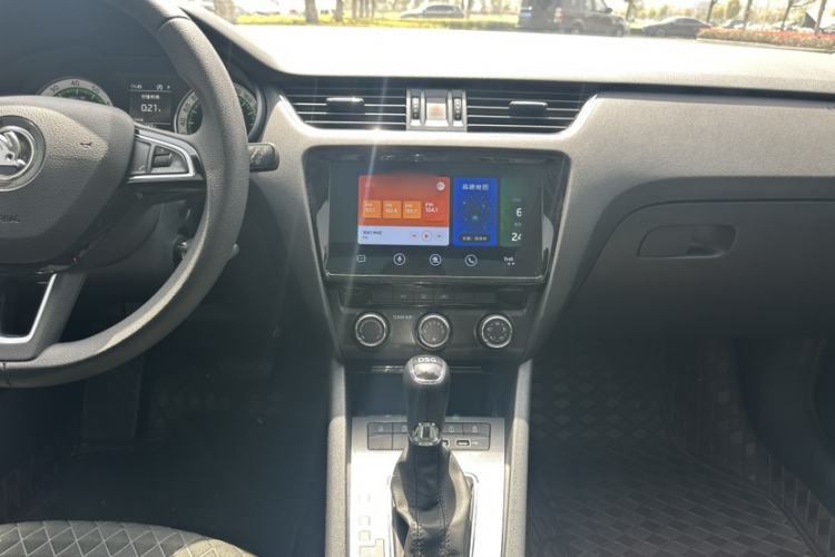 Used Skoda Octavia 2019 TSI280 DSG Luxury Edition Station Wagon China VI Standard Audio And AC Panel