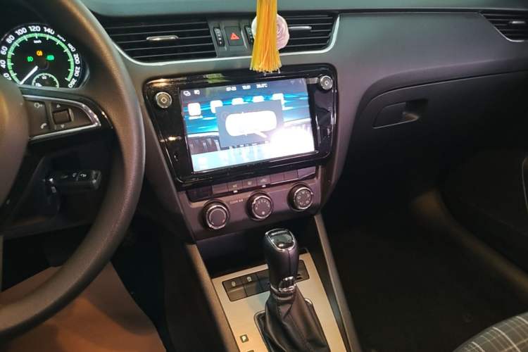 Used Skoda Octavia 2019 1.5L Automatic Comfort Edition Audio And AC Panel