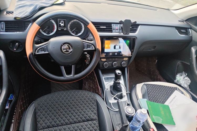 Used Skoda Octavia 2019 1.5L Automatic Smart Drive Luxury Edition China VI Standard Center Console