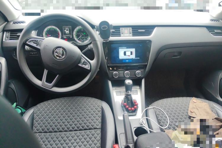 Used Skoda Octavia 2019 1.5L Automatic Smart Drive Luxury Edition China VI Standard Center Console