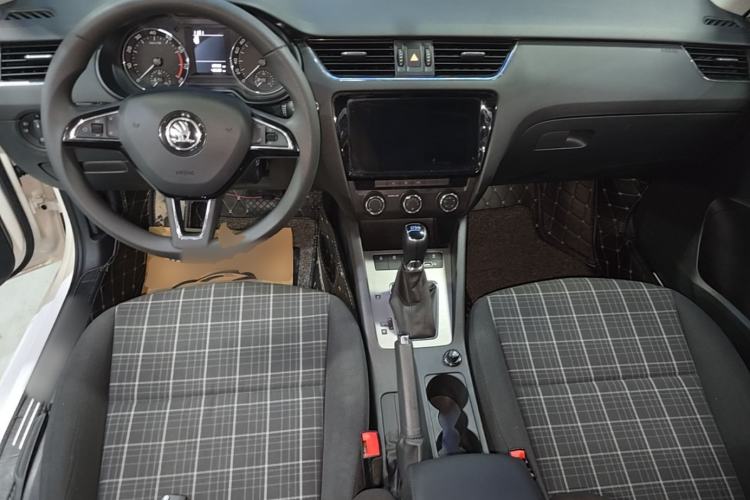 Used Skoda Octavia 2019 TSI230 DSG Smart & Comfort Edition China VI Standard Center Console