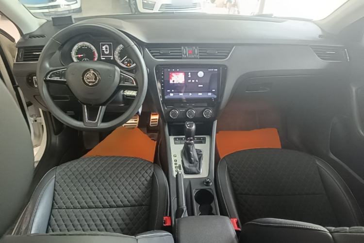 Used Skoda Octavia 2019 1.5L Automatic Luxury Edition Center Console