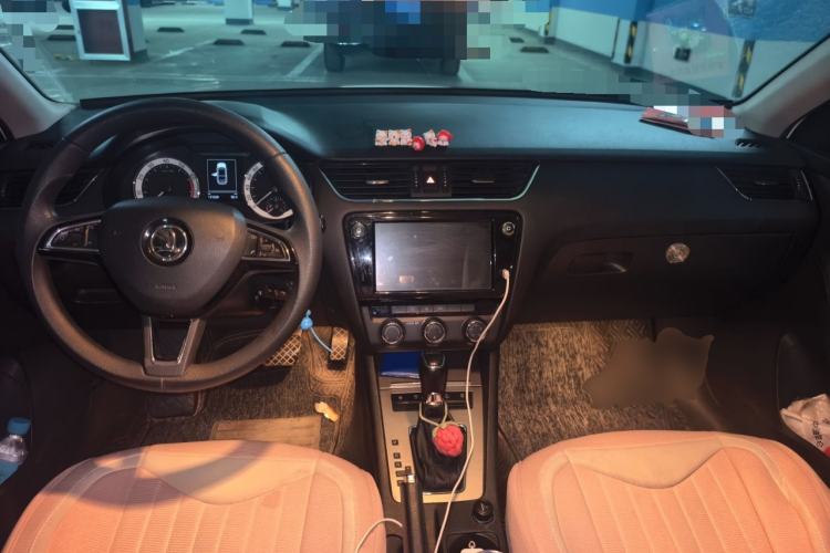 Used Skoda Octavia 2019 1.5L Automatic Luxury Edition Center Console
