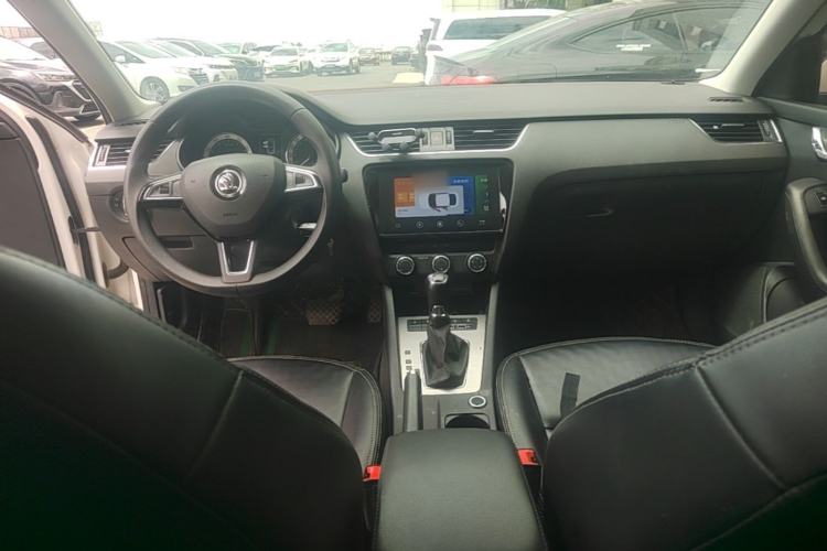 Used Skoda Octavia 2019 1.5L Automatic Smart Drive Luxury Edition China VI Standard Center Console