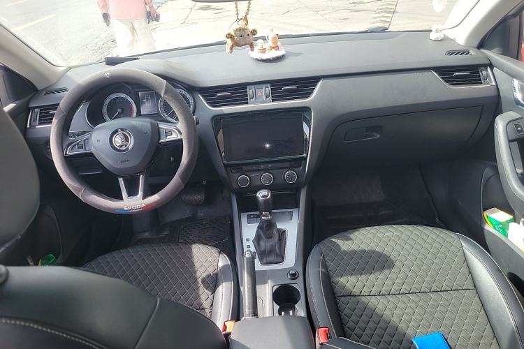 Used Skoda Octavia 2019 TSI280 DSG SmartDrive Luxury Edition China VI Center Console