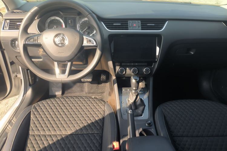 Used Skoda Octavia 2019 TSI280 DSG Luxury Edition Station Wagon China VI Standard Center Console