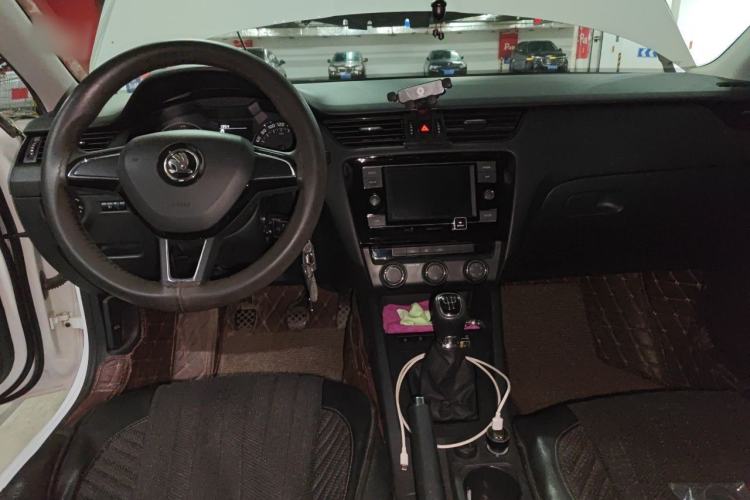 Used Skoda Octavia 2019 1.5L Manual Standard Edition China VI Center Console