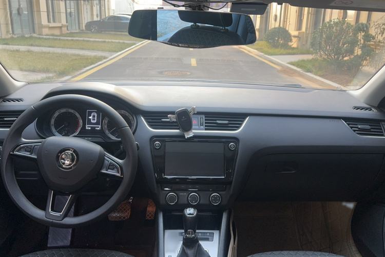 Used Skoda Octavia 2019 TSI230 DSG Luxury Edition Center Console