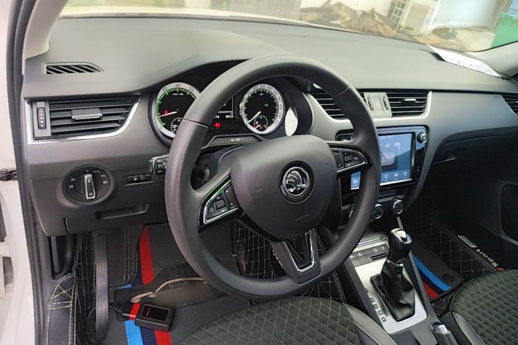 Used Skoda Octavia 2019 TSI230 DSG Luxury Edition Center Console