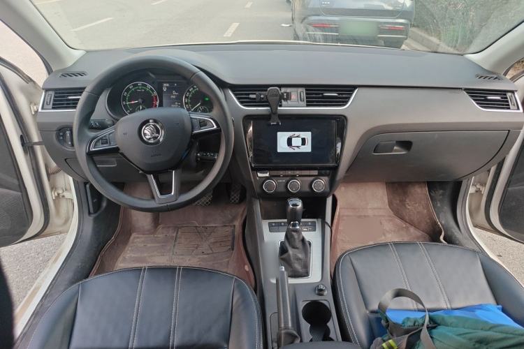 Used Skoda Octavia 2019 1.5L Automatic SmartDrive Comfort Edition China VI Standard Center Console