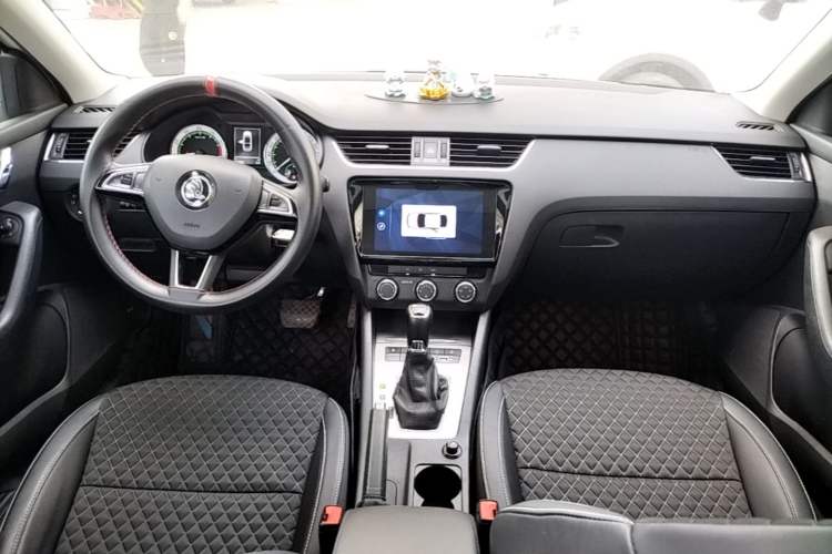 Used Skoda Octavia 2019 1.5L Automatic Smart Drive Luxury Edition China VI Standard Center Console