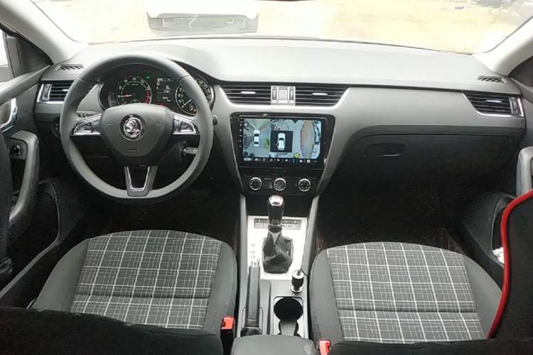 Used Skoda Octavia 2019 1.5L Automatic SmartDrive Comfort Edition China VI Standard Center Console