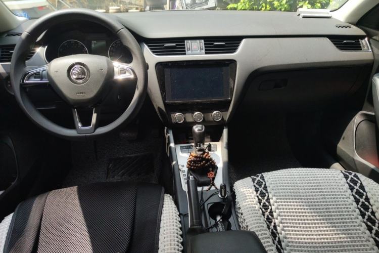 Used Skoda Octavia 2019 1.5L Automatic SmartDrive Comfort Edition China VI Standard Center Console