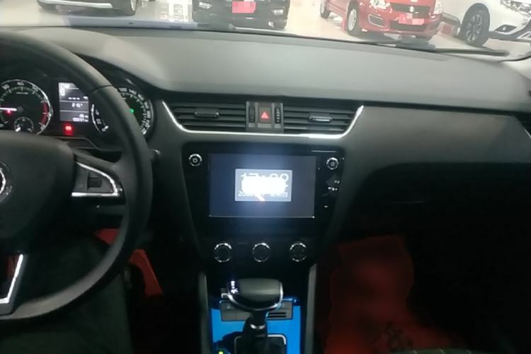 Used Skoda Octavia 2019 1.5L Automatic Comfort Edition Center Console